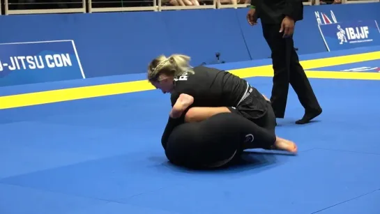 Ffion Davies Finds An Armbar In Unsual Mount Exchange #ibjjworldnogi2021