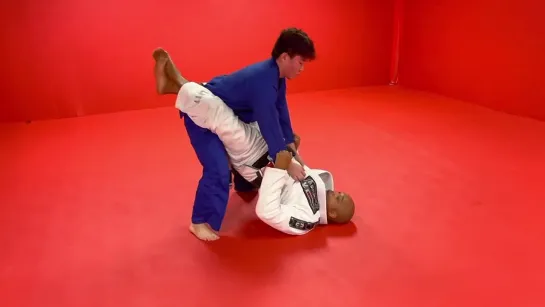 Professor Marcos Maciel show One sweep every white belt needs to know (plus arm bar)