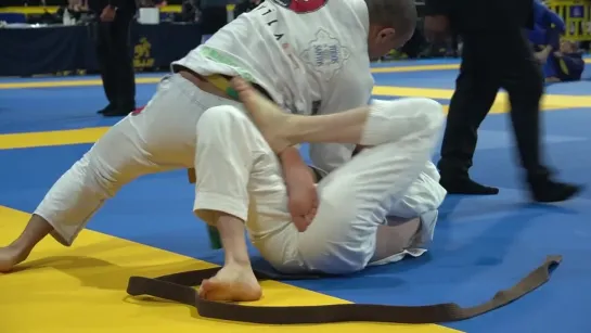 Nathan Dezo Hits Unusual Brabo Choke Finish #IBJJFEURO2022