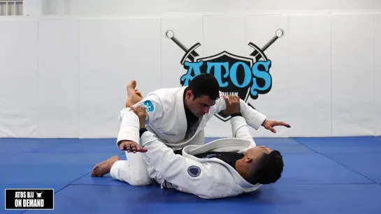 8 Rolando Samson teaches Telephone Armbar From Closed Guard, during the fundamental class