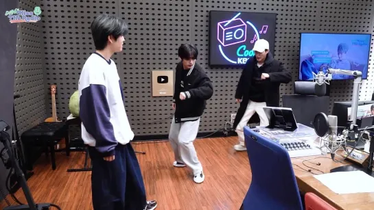 [231122] Stray Kids » Lee Know, Seungmin and YoungK » Day6's Kiss The Radio » 'LALALALA' Challenge Behind