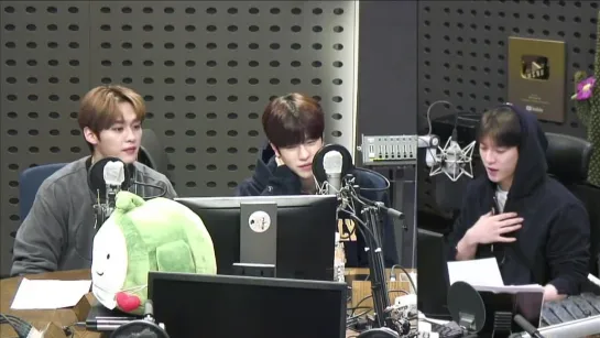 [211122] Stray Kids » BTOB kiss the radio » Lee Know & Seungmin