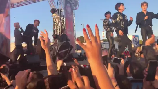 [VK][181130] MONSTA X fancam - Trespass @ Jingle Ball Village in Los Angeles