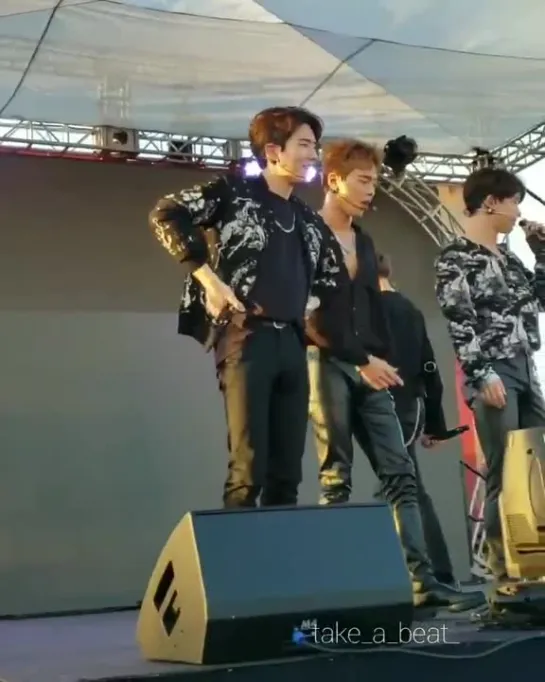 [VK][181130] MONSTA X fancam Talk Time (Kihyun focus) @ Jingle Ball Village in Los Angeles