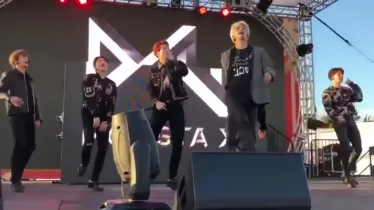 [VK][181130] MONSTA X fancam - 'Intro' @ Jingle Ball Village in Los Angeles