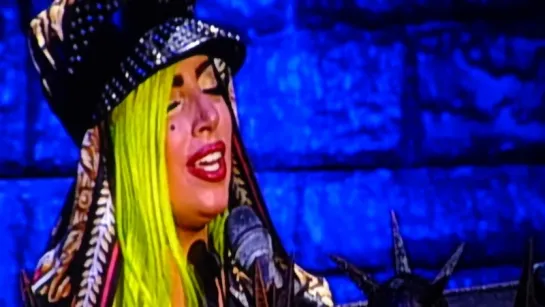 2013 // Born This Way Ball Tour [Tournée Américaine] > The Edge Of Glory Acoustique (Gagavision.net)