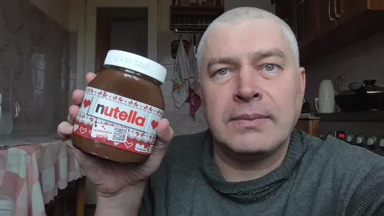 У меня банка nutella нутелла. Я в первый раз пробую и кушаю нутеллу