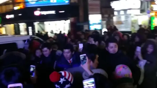 14.12.20 Lee Seung Gi leaving LSH concert venue [bw_X81NMLoE]