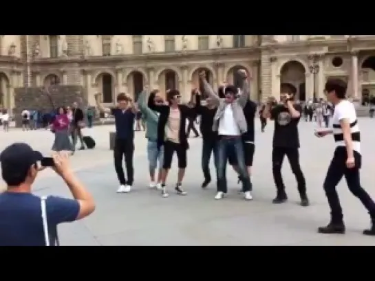 [Fancam] SuJu and SHINee dancing Sorry Sorry and Ring Ding Dong in front of Notre Dame