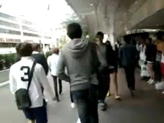 [Fancam] SHINee in Paris - Arriving in the hotel