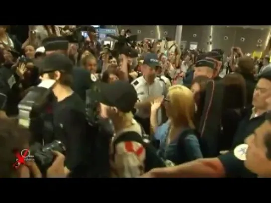 SMTOWN in Paris : SHINee, TVXQ! and f(x) arrival at airport (trailer version)