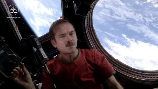 Chris Hadfield - Space Oddity (David Bowie cover)