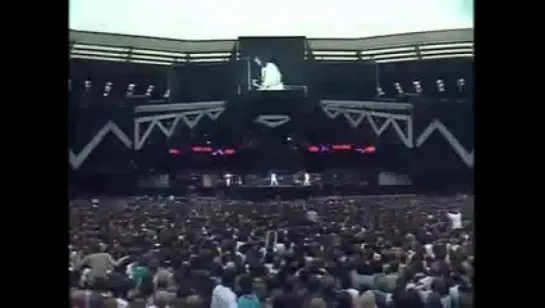 Queen - Another One Bites The Dust (Live at Wembley 1986)