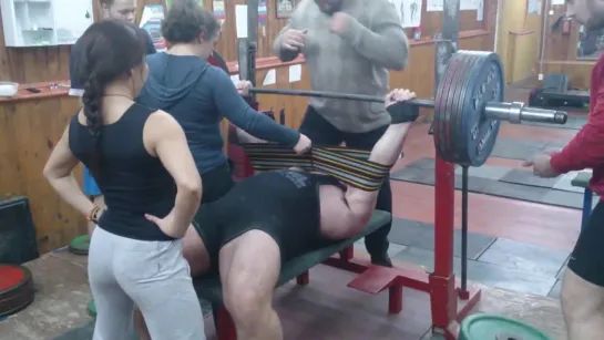 Andrey Malanichev - 305kg (using Bench Daddy)