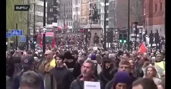 На днях в Лондоне прошли беспрецедентные по масштабу акции протеста против пландемии, запирания