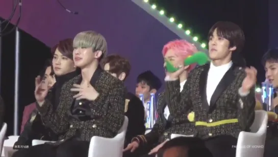 [VK][170114] Wonho reaction to Red Velvet perfomance fancam @ Golden Disk Awards 2017