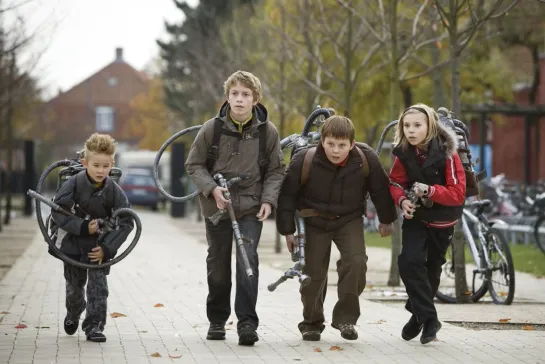 Охотники на монстров / Monsterjaegerne (2009 Дания) приключения дети в кино Режиссер Мартин Шмидт / Martin Schmidt