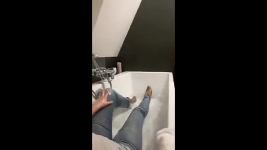 Jeans and booties in de tub. Part 2