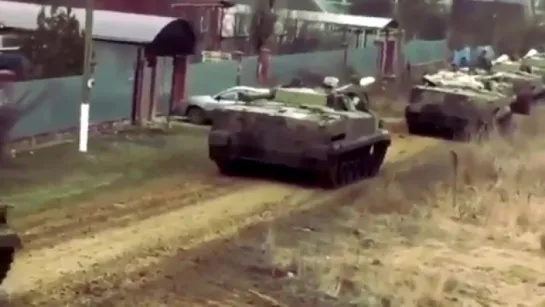 Russische Panzer überschreiten die Grenze bei Rostov, Ukraine, April 2018