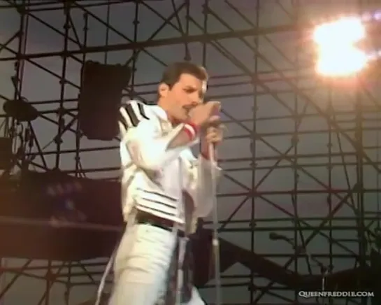 Queen - Flashs Theme - The Hero - We Will Rock You (fast) (Live at the Bowl )