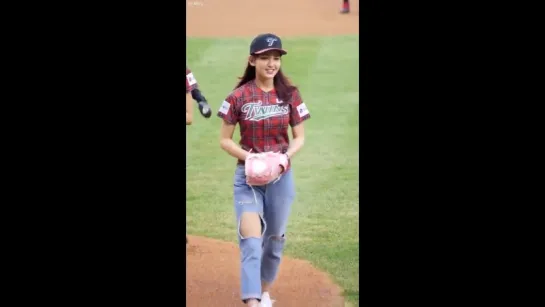 160723 아이오아이 (I.O.I) - 시구,시타 Pitch the First Ball  [전소미,임나영] Somi, NaYoung 직캠 Fancam (잠실야구장) by Mera