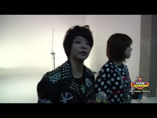 Show Champion BackStage - MC Poster Making, Amber & EunJung