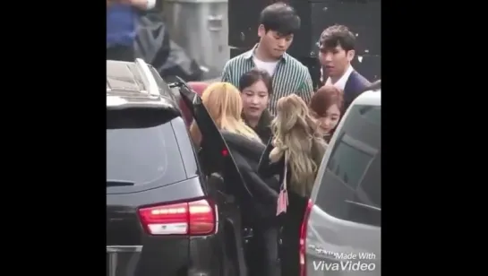 [Fancam] BLACKPINK Spotted Leaving SBS Inkigayo and Meet T-ARA 161113