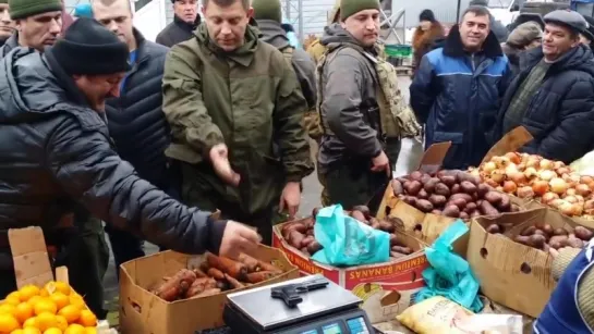 ДНР. Как А.Захарченко весы на рынке проверяет...