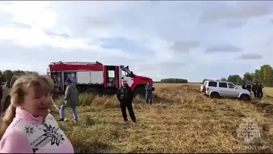 видео с места экстренной посадки пассажирского самолета в поле в Новосибирской области