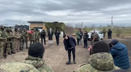 Шаман поет для наших бойцов в Херсонской области для