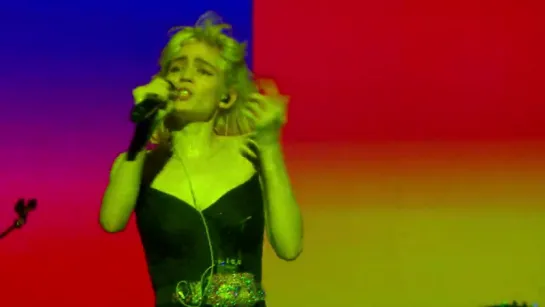 Grimes Performs Flesh without Blood On Jimmy Fallons Tonigh