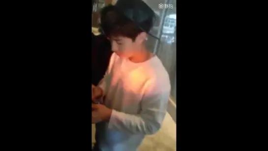 160201 Henry give signs to fans at hotel