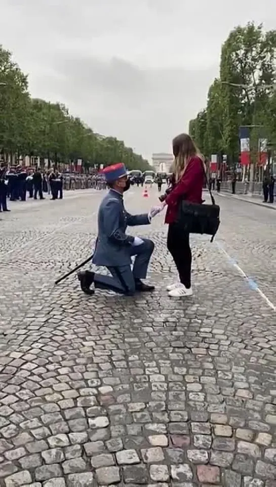 Une demande en mariage inattendue en direct des Champs-Élysées ce 14 Juillet juste avant le defile_14.07.2021