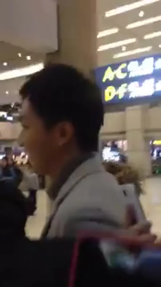 13.12.16 Incheon Airport Fancam - Lee Seung Gi [4cgWm3Ee53k]