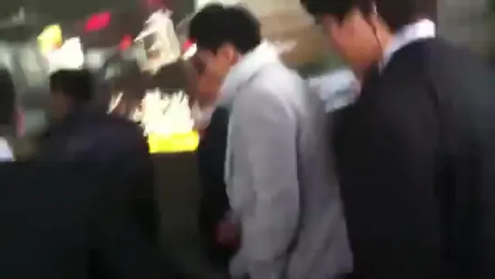 13.12.16 Guangzhou Airport Fancam 3 - Lee Seung Gi [qsm0rW2tegs]