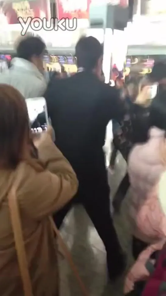 13.12.16 Guangzhou Airport Fancam 1 - Lee Seung Gi [RW41O2ijm-U]