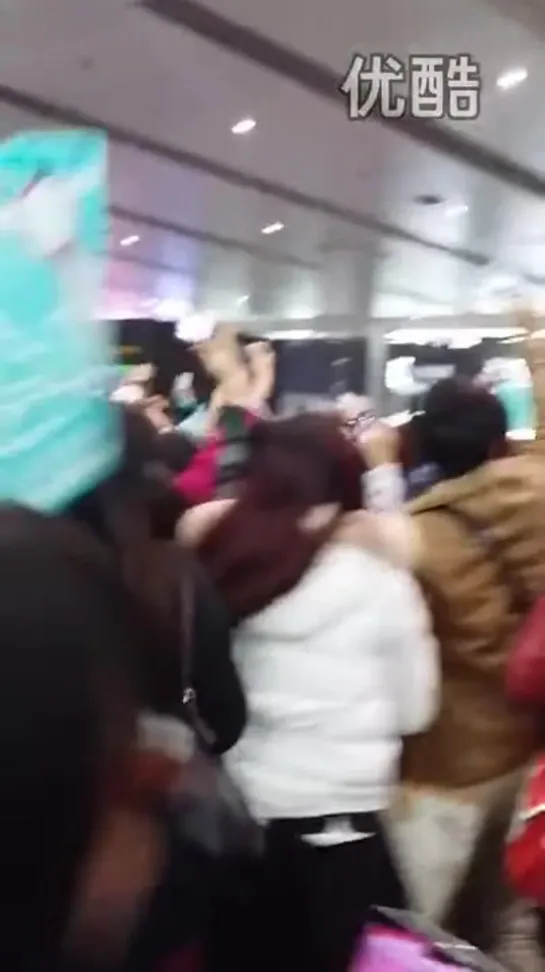 13.12.14 Guangzhou Airport Fancam 5 - Lee Seung Gi [I1j5eSfIjak]