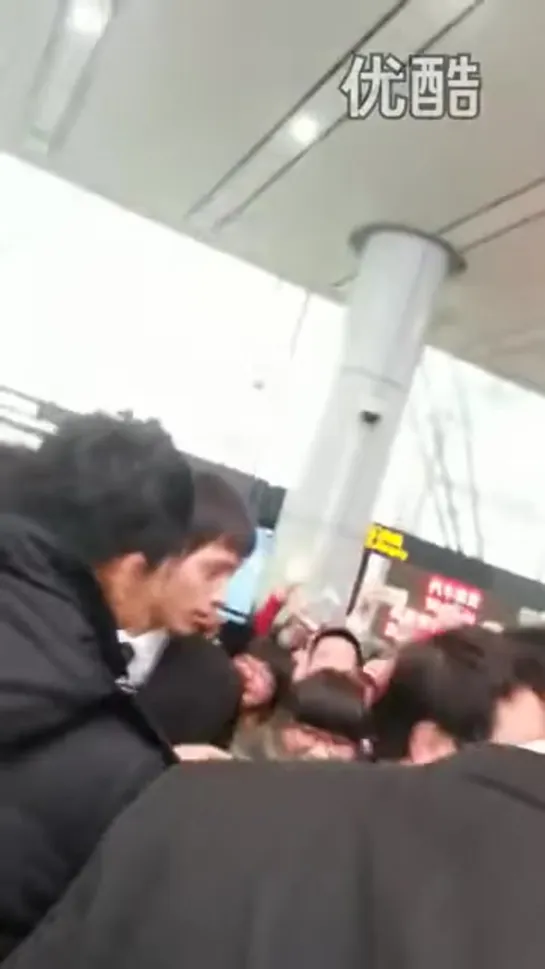 13.12.14 Guangzhou Airport Fancam - Lee Seung Gi [3SMKhO_Vi2U]