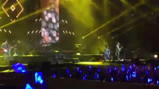 [FANCAM] 160213 CNBLUE 씨엔블루 Come Together - Im A Loner 외톨이야 in Singapore