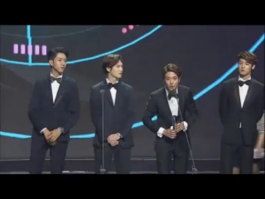 140415 CNBLUE at V Chart Awards Won Top Band