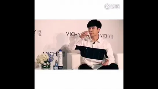 160426 EXO's Lay @ VogueMe Weibo Update