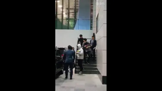 [PAPARAZZI] 160422 EXO  chanyeol chen @ coex artium
Парни выходят из COEX ARTIUM