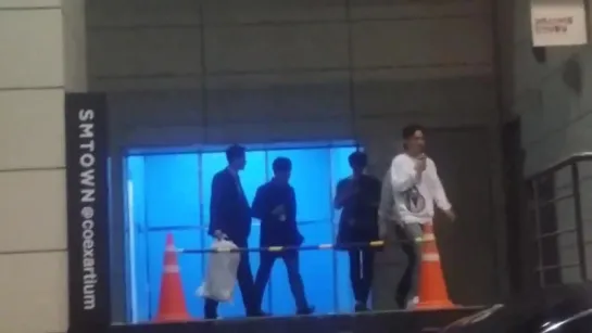 [PAPARAZZI] 160422 EXO  chanyeol chen @ coex artium

Парни выходят из COEX ARTIUM