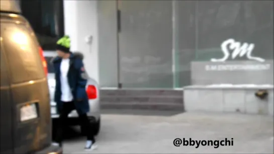 Fancam_SMB_121224_Eunhyuk and Yunho Leaving sm building