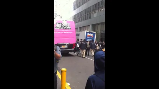 Fancam_Hotel_111024_TVXQ and F(x) leaving the W hotel in the Smtown Bus