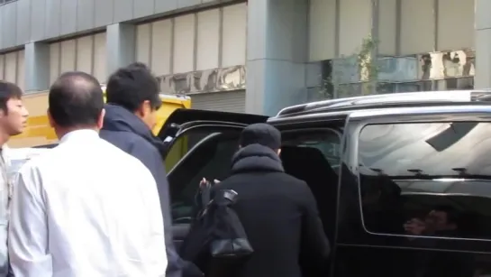 Fancam_Hotel_111022_Yunho and Changmin leaving for MSG