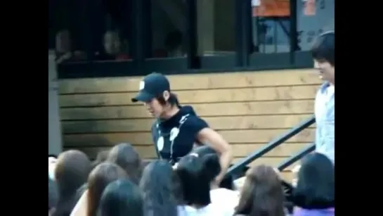 Fancam_Stalk_090809 Yunho came out from restaurant fans surrounding