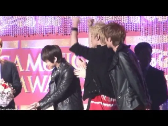 111204 SHINee cheering YM Kim for SMLee winning the grand prize @ ‘The 1st Korea Music Copyright Awards’ [FC]