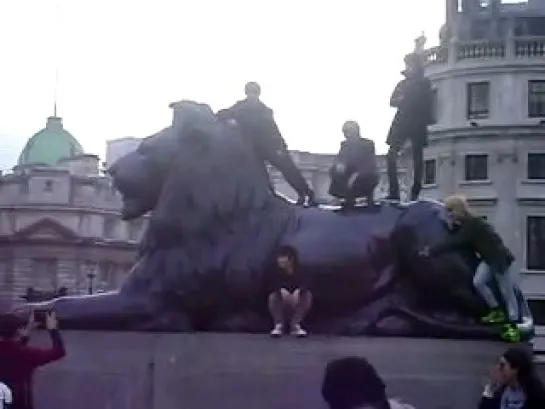 111102 SHINee in Tragalar Square posing on top of the Lion, London [FC]