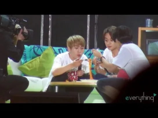 020314 [FC] Onew is eating @ SHINee World J Fanclub Event "Let's Party" in Tokyo